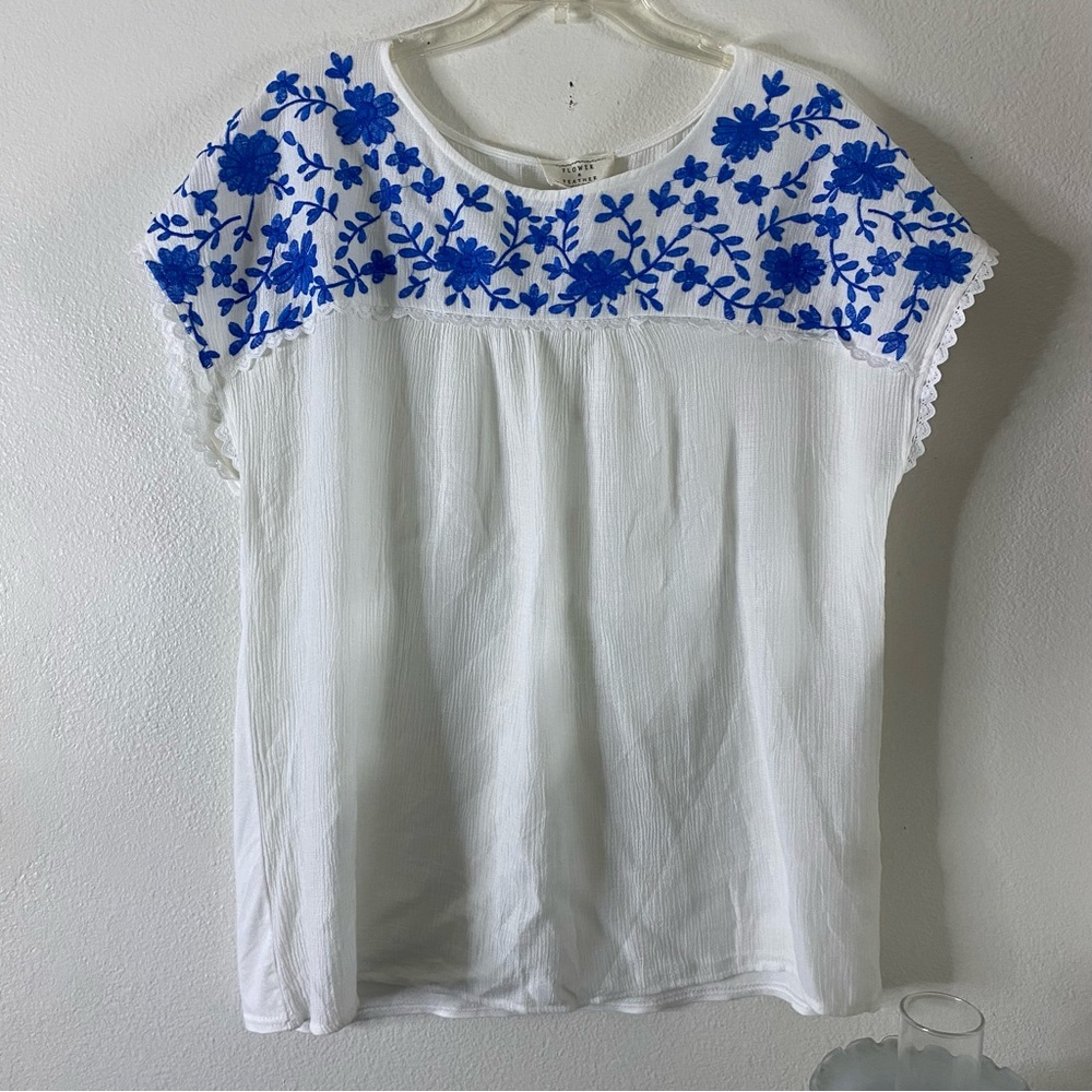 O Flower and Feather White and Blue Floral Embroidered Women's Top Sz 1X peasant